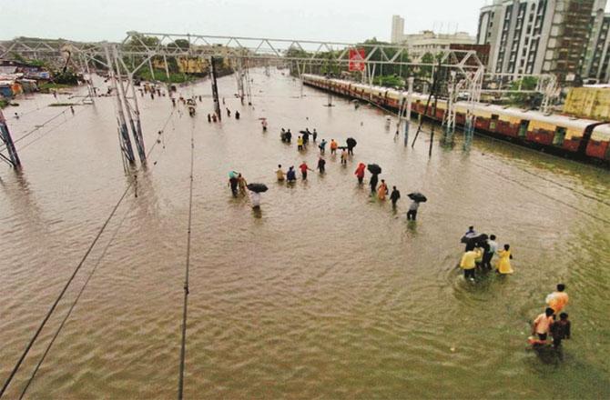 The rain on 26th July stopped the trains. Hundreds of people had reached their destination by walking on the tracks. Photo: INN